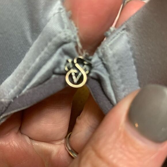 Victoria’s Secret Gray with Overlay Plunge Bra size 34B - Picture 4 of 7